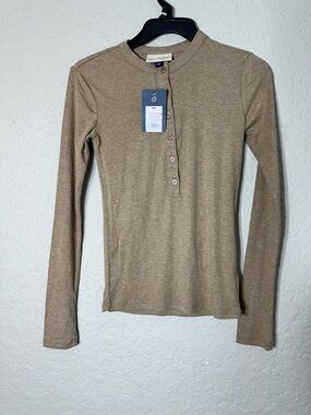 Universal Thread Long-Sleeve Henley Top in Taupe